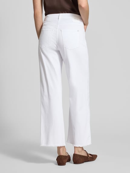 Frauenmodel trägt Wide Fit Jeans-Culotte aus Baumwoll-Mix Modell 'DREAM' von MAC, weiß, 5-Pocket, ausgefranste Abschlüsse, Ganzkörperansicht Rückansicht.