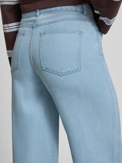 Vrouwenmodel draagt Wide Leg Jeans uit Lyocell-mix model 'SMIDI' van Pieces, denimlook, brede pijpen, vijf zakken, detailopname rug.