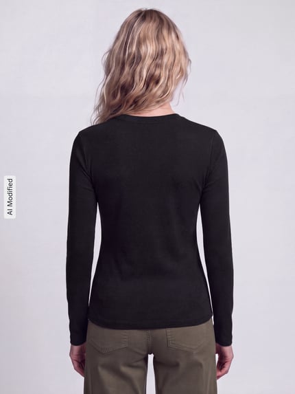 Vrouwenmodel draagt Slim Fit shirt met lange mouwen uit puur katoen van s.Oliver RED LABEL in zwart, volledige rugaanzicht, KI-modificeerd beeld