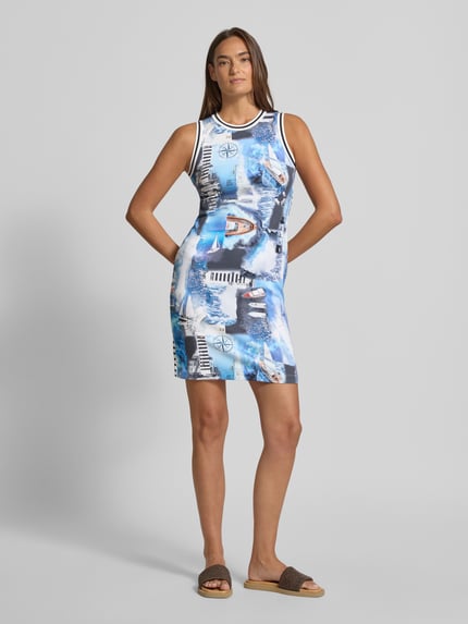 Vrouwenmodel draagt knielanges Kleid im Allover-Look van Marc Cain, mix van katoen en elastaan, nauw aansluitend model, knielengte, ronde hals, all-over look, ruglengte maat 36: 90 cm, borstwijdte maat 36: 40 cm, kleurenmix blauw en wit, zachte textuur, geheelbeeld van voren.