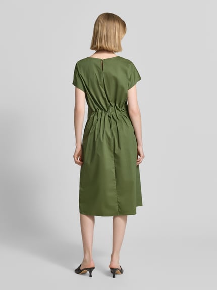 Modelka nosi sukienka midi z okrągłym dekoltem i drapowaniami od Christian Berg Woman Selection z mieszanki bawełny z dodatkiem streczu, taliowany fason, zielony, długość tyłu 108 cm, szerokość w rozmiarze 36: 42 cm, widok całej sylwetki z tyłu.