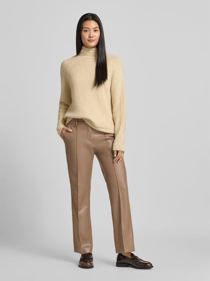 Vrouwenmodel draagt Loose Fit Pants in Leder-Optik model 'Luane' van OPUS PANTS, beige kleur, rechte pijpen, Ganzkörperansicht von vorne.