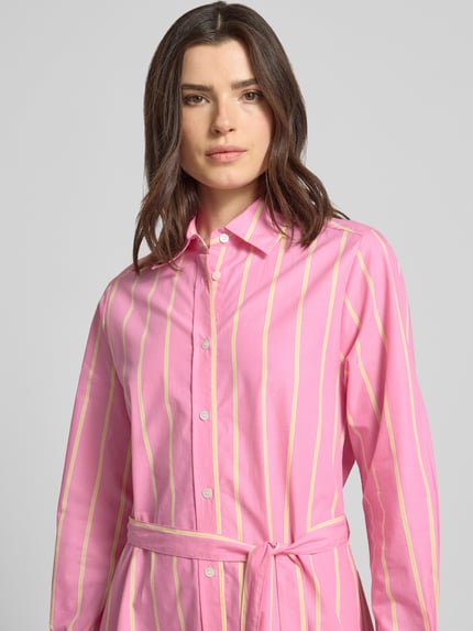 Frauenmodel trägt Hemdblusenkleid mit Bindegürtel von Lanius in Pink mit gelben Streifen aus Reine Baumwolle, Knopfleiste, Nahaufnahme Oberkörper. Rückenlänge 119 cm, Brustweite 45 cm, Ärmellänge 62 cm bei Größe 36, Gerader-Schnitt, Midikleid.