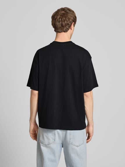 Männermodel trägt Oversized T-shirt aus zuiver katoen model 'COOPER' van Only & Sons, look: effen, pasvorm: oversized, motiefprint, ronde hals, korte mouw, materiaal: puur katoen, Ganzkörperansicht Rückansicht