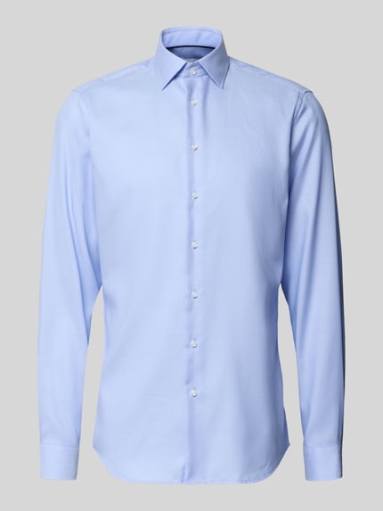 Produktfoto, Slim Fit Business-Hemd mit Kentkragen von Christian Berg Men aus Reine Baumwolle, hellblau, glatte Textur, Langärmelig, durchgängige Knopfleiste, Rückenlänge 83 cm, Schulterbreite 45 cm, Ärmellänge 71 cm, Größe 39/40