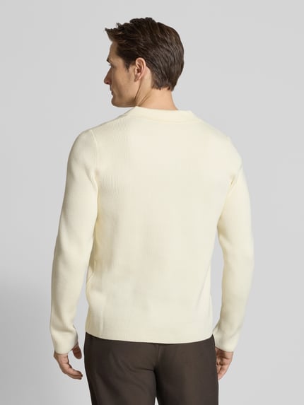Männermodel trägt Relaxed Fit Strickpullover in Ripp-Optik von Lindbergh, cremefarben, Rückenlänge 65 cm, Ganzkörperansicht Rückansicht.