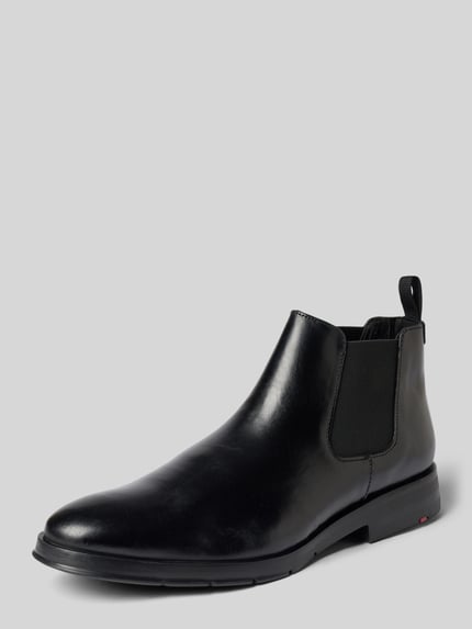 Produktfoto, schwarze Chelsea Boots aus Leder Modell 'EEZY PLUS' von LLOYD, abgerundete Spitze, elastische Einsätze, glatte Textur