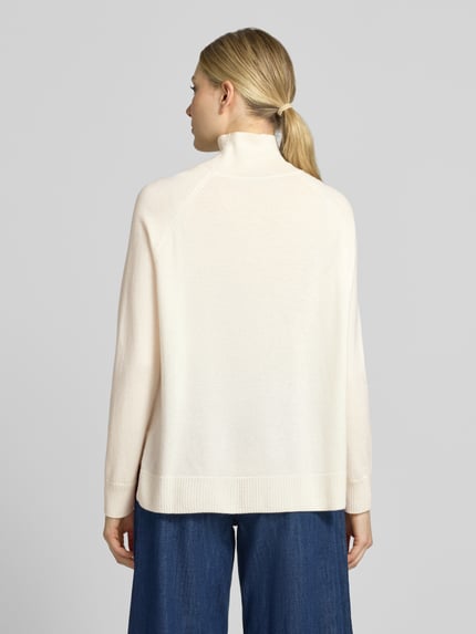 Frauenmodel trägt Loose Fit Pullover aus Woll-Kaschmir-Mix Modell 'ZARINA' von Max Mara, cremefarben, glatte Textur, Damen Pullover von Weekend Max Mara, Ganzkörperansicht Rückansicht.