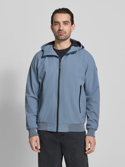 Męski model nosi Kurtka z kieszeniami zapinanymi na zamek błyskawiczny model 'MATTEO' od CARS JEANS, mieszanka materiałów z dodatkiem streczu, krój regular fit, kaptur z tunelem, długość tyłu w rozmiarze M: 70 cm, szerokość ramion w rozmiarze M: 44 cm, szerokość klatki piersiowej w rozmiarze M: 50 cm, długość rękawów w rozmiarze M: 70 cm, jasnoniebieska, geometryczne formy, gładka tekstura, całkowity widok z przodu
