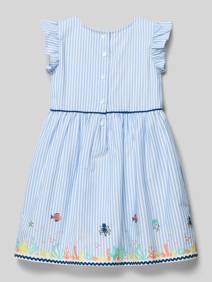 Produktfoto, Regular Fit Kleid mit Motiv-Stitching von Happy Girls aus reiner Baumwolle, blau-weiß gestreift, Rundhalsausschnitt, Kappärmel im Rüschen-Design, bunter Motiv-Print mit Meerestieren, Rückenlänge 22 cm bei Größe 116, strukturierte Oberfläche.