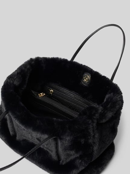 Produktfoto, zwarte bontlook, zachte textuur, goudkleurige ritsen, draagbanden, Handtasche aus echtem Leder Modell 'NOELLE' van Abro, Dames handtas van echt leer, Hoofdvak met magneetsluiting, smalle schouderband, lange draagband, bontlook, twee ritsvakken binnenin, Breedte maat 1: 28 cm, Lengte maat 1: 20 cm, Diepte maat 1: 15 cm, Lengte schouderband maat 1: 38 cm