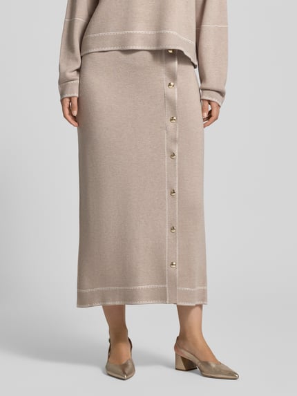 Frauenmodel trägt Midirock aus Viskose-Mix mit Seide-Anteil Modell 'Gonna Maglia' von Liu Jo, beige, Strick-Optik, Knopfleiste, Ganzkörperansicht von vorne.