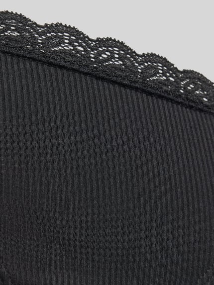 Produktfoto, schwarzer String aus Modal-Mix mit Spitzenbesatz von Jake*s Casual, feine Rippstruktur, Spitzenkante oben.