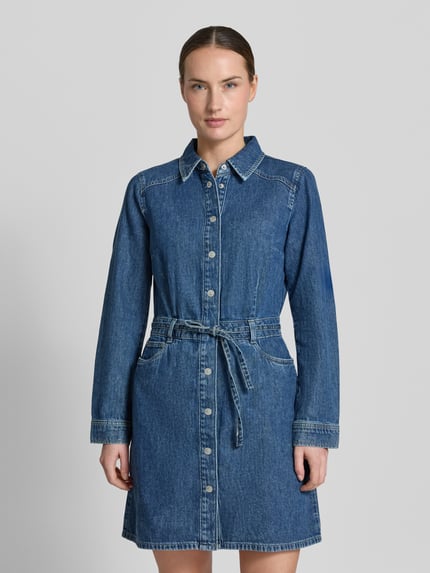 Kobiece modelka nosi Jeanskleid mit Taillengürtel von Tom Tailor Denim, niebieski denim, krój regular fit, 5 kieszeni, czysta bawełna, zapięcie na guziki, pasek w talii, widok całej sylwetki z przodu