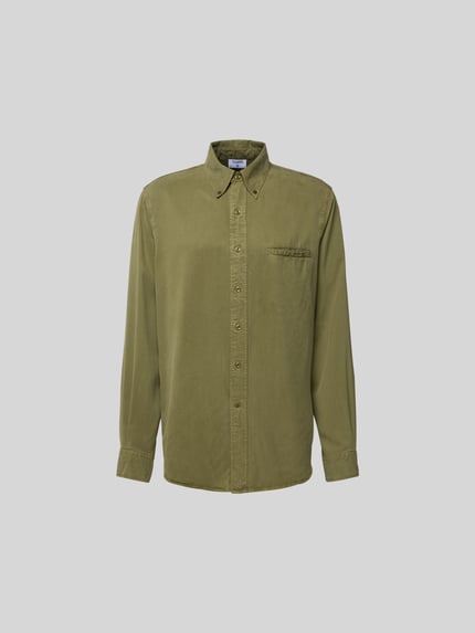 Produktfoto, Freizeithemd aus reinem Lyocell von Filippa K w kolorze oliwkowym, krój relaxed fit, brustasza, kołnierzyk typu button down, z długim rękawem, długość tyłu w rozmiarze 50: 72 cm, szerokość ramion w rozmiarze 50: 48 cm, długość rękawów w rozmiarze 50: 70 cm