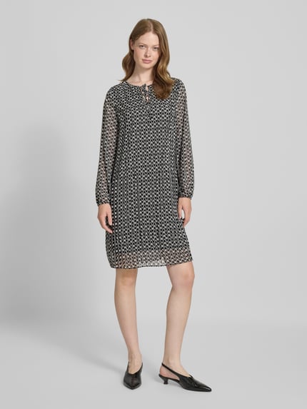 COMMA Knielanges Kleid mit Plisseefalten Black 1