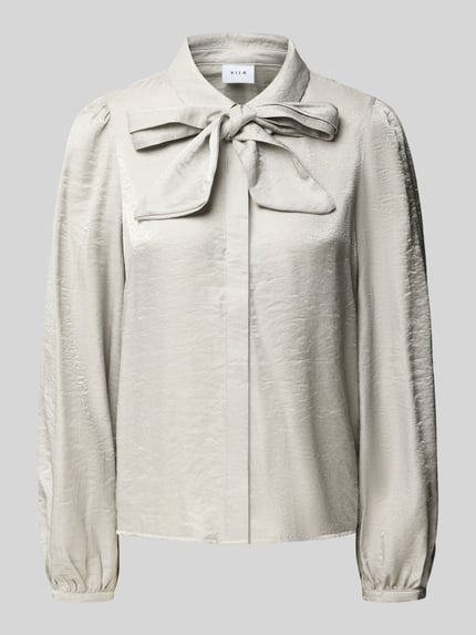 Produktfoto, Regular Fit Schlupenbluse Modell 'ELOISE' von VILA in hellem Beige mit verdeckter Knopfleiste, matter Struktur, lange Ärmel.