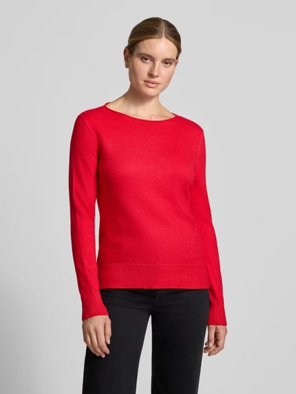 Frauenmodel trägt Regular Fit Strickpullover aus Viskose-Mix mit U-Boot-Ausschnitt von Christian Berg Woman in Rot, dezente Struktur, schwarze Hose, Nahaufnahme Oberkörper. Damen Strickpullover, langärmlig, gerippte Abschlüsse, überschnittene Schultern.
