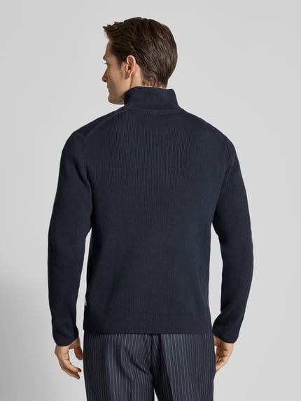 Männermodel trägt Strickpullover mit Stehkragen und Reißverschluss von Lindbergh in dunkelblauem Katoenmix, regular fit, riblook, ruglengte maat M 67 cm, mouwlengte maat M 66 cm, ganzkörperansicht rückansicht