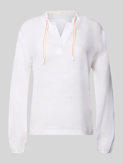 Produktfoto, Regular Fit Bluse mit V-Ausschnitt und Tunnelzug von Marc Cain aus reiner Baumwolle in Weiß, lange Ärmel, strukturierte Oberfläche