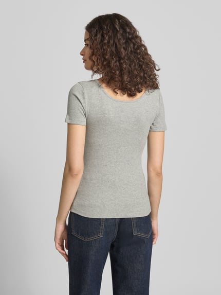 Frauenmodel trägt Slim Fit T-Shirt aus Baumwoll-Mix Modell 'KITTE' von Pieces, Optik: Unifarben, Ripp, Ganzkörperansicht Rückansicht.