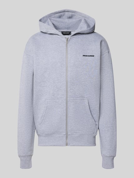 Produktfoto, Regular Fit Sweatjacke aus Baumwoll-Mix von PEGADOR in Hellgrau, Logo-Stickerei, geteilte Kängurutasche, Zipper.