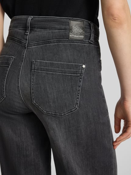 Vrouwenmodel draagt Wide Fit Jeans aus Baumwoll-Mix Modell 'MIRU 6/8' van Raffaello Rossi, grijs, gladde textuur, detailopname, dames wide & loose fit jeans van Raffaello Rossi.