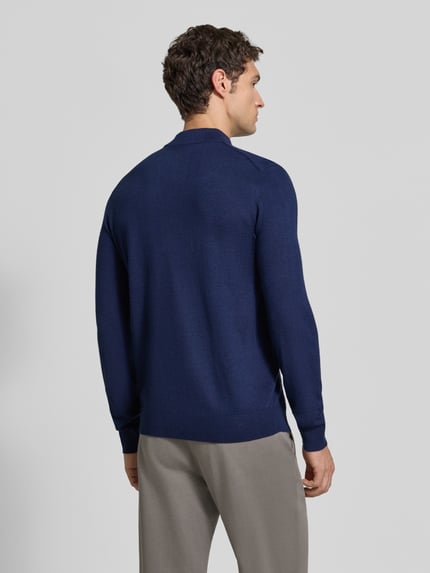 Männermodel trägt Regular Fit Turtleneck aus Woll-Mix von Christian Berg Men in Dunkelblau mit gerippten Abschlüssen, Ganzkörperansicht Rückansicht.