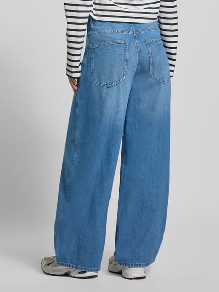 Frauenmodel trägt Wide Leg Jeans aus reiner Baumwolle Modell 'TAYLOR' von Only in Hellblau, 5-Pocket-Design, Ganzkörperansicht Rückansicht