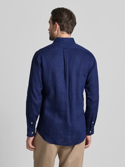 Männermodel draagt Freizeithemd aus reinem Leinen van Polo Ralph Lauren in donkerblauw, regular fit, rugaanzicht, Ganzkörperansicht Rückansicht.