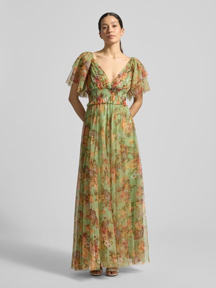 Vrouwenmodel draagt Avondjurk uit tule met V-hals van Lace & Beads, getailleerd model, maxi-jurk, tailleband, ruglengte maat S 120 cm, borstwijdte maat S 132 cm, bloemenprint in groentinten, geheel bekleed, stoffen textuur. Volledig aanzicht van voren.