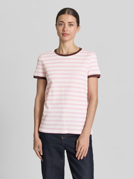 Frauenmodel trägt T-Shirt mit Streifenmuster und Rundhalsausschnitt von Jake*s Casual in Rosa und Weiß, reine Baumwolle, Regular Fit, Ganzkörperansicht von vorne.