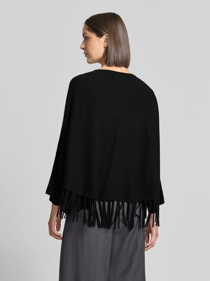 Frauenmodel trägt Relaxed Fit Pullover aus Woll-Mix mit Kaschmir-Anteil von HERZENS, Schwarz, Fransensaum, Strick-Optik, Ganzkörperansicht Rückansicht.