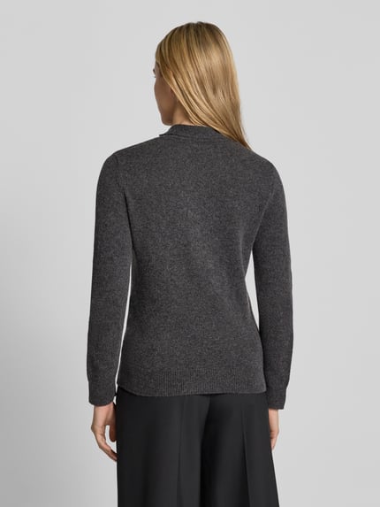 Frauenmodel trägt Strickpullover aus Woll-Mix mit Schluppe und Knopfleiste von Christian Berg Woman, körpernah, dunkelgrau, Rückenansicht. Damen Strickpullover, Rundhalsausschnitt, angenehme Textur, lange Ärmel, feines Maschenbild.