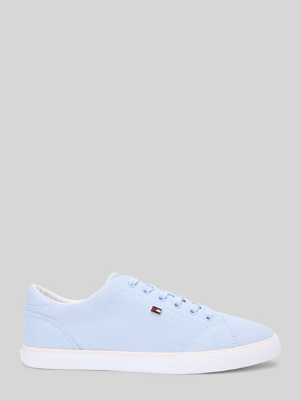Produktfoto, Low Top Sneaker aus Canvas von Tommy Hilfiger, bawełniany materiał, jednolity jasnoniebieski kolor, zaokrąglony nosek, płaski obcas, sznurowanie, logo z boku