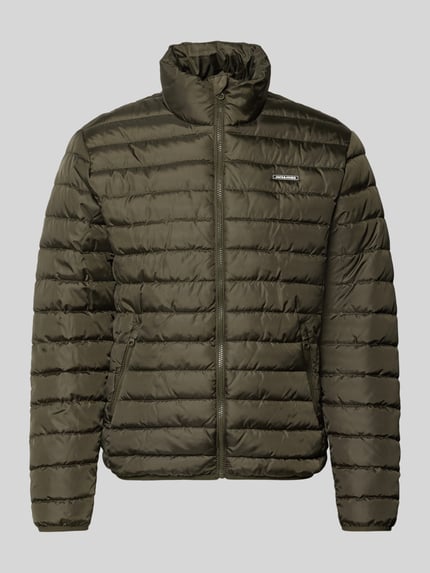 Produktfoto, olivgrüne Jacke mit Label-Patch Modell 'ELVIS' von JACK & JONES, Stehkragen, Reißverschlusstaschen, glatte Struktur