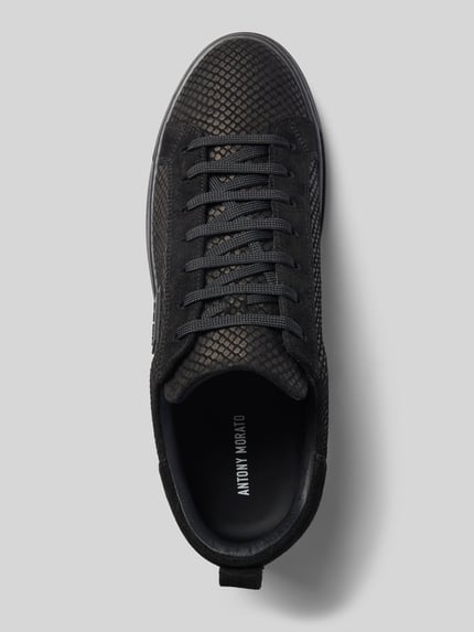 Produktfoto, Sneaker aus echtem Leder mit Strukturmuster von Antony Morato in Schwarz mit Logo-Detail, abgerundete Passform, strukturierte Oberfläche
