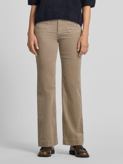 Frauenmodel trägt Cordhose mit aufgesetzten Leistentaschen von Christian Berg Woman in Beige, Wide Fit aus Baumwoll-Mix, Nahaufnahme Oberkörper.