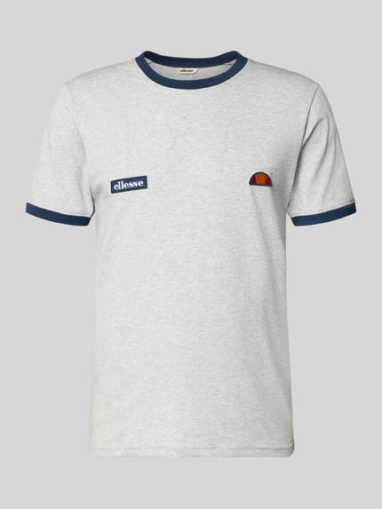 Produktfoto, graues Herren T-Shirt mit navyblauen Bündchen, Logo- und Label-Patch Modell 'RINGETTO' von Ellesse, Reine Baumwolle, Gerader Schnitt, Rundhalsausschnitt, Rückenlänge bei Größe M 72 cm