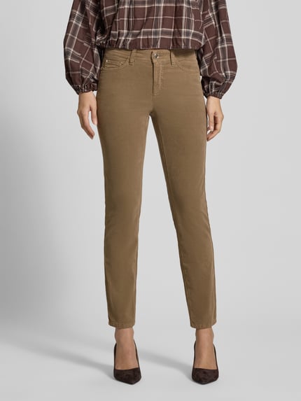 Frauenmodel trägt Slim Fit Cordhose aus Baumwoll-Mix Modell 'PIPER CROPPED' von CAMBIO in Beige, dezente Textur, Damen Slim Fit Jeans, Ganzkörperansicht von vorne.