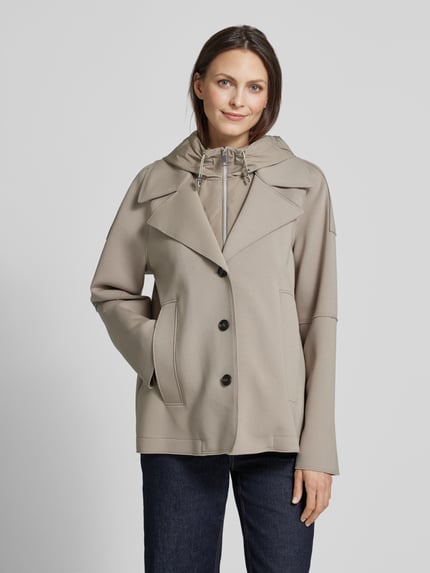 Frauenmodel trägt Jacke im 2-in-1-Look von WHITE LABEL aus Baumwoll-Mix mit Stretch-Anteil, Regular-Fit, Kapuze, Reverskragen, Knopfleiste, Eingrifftaschen, Rückenlänge 67 cm bei Größe 36, Farbe hellbeige, glatte Textur, Ganzkörperansicht von vorne.
