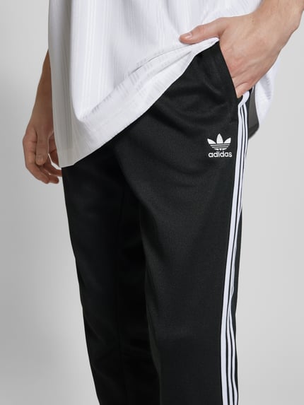 adidas Originals Spodnie treningowe o kroju regular fit z wyhaftowanym logo Czarny 3