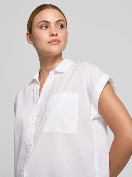 Frauenmodel trägt Relaxed Fit Bluse mit Brusttasche Modell 'DORA' von Soyaconcept aus Reine Baumwolle, Nahaufnahme Oberkörper.