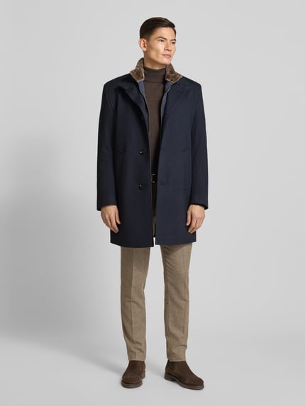 Männermodel trägt Mantel mit Stehkragen von bugatti in Dunkelblau, Regular Fit, Knopfleiste, Eingrifftaschen, Ganzkörperansicht von vorne.