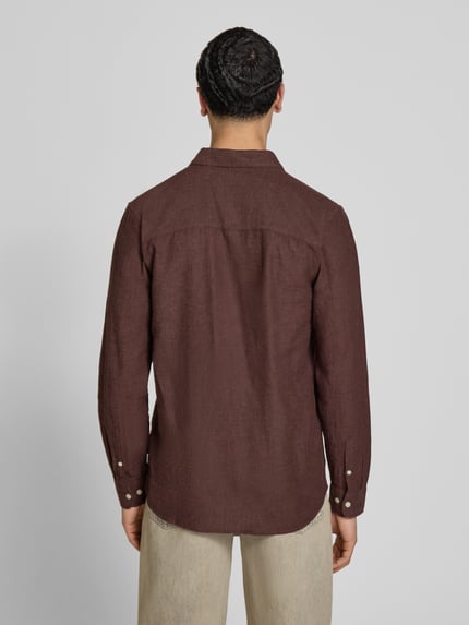 Männermodel trägt Slim Fit Freizeithemd aus Baumwoll-Leinen-Mix Modell 'CAIDENLS SOLID' von Only & Sons, Optik: Unifarben, Rückenpasse, Ganzkörperansicht Rückansicht