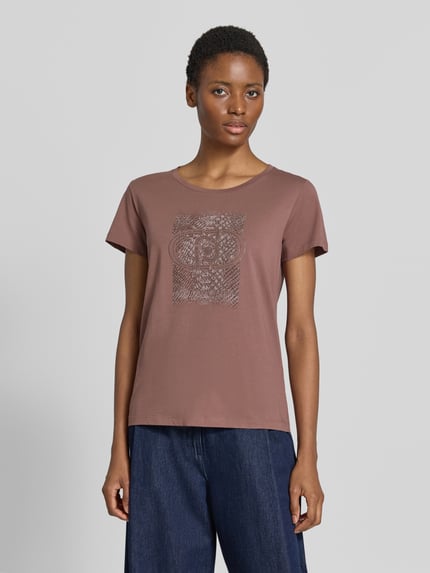 Vrouwenmodel draagt T-shirt met strass-steentjes van Lui Jo Sport, puur katoen, recht model, ronde hals, motiefprint, ruglengte bij maat S 60 cm, vooraanzicht bovenlichaam