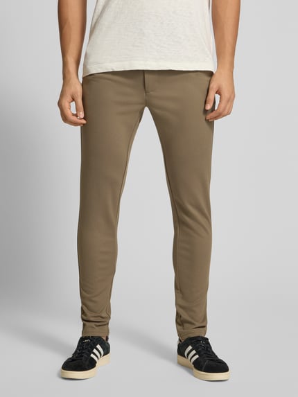 Mannenmodel draagt Slim Fit Chino uit viscosemix model 'MARK' van Only & Sons, effen, met steekzakken, voorkant, heup-close-up.