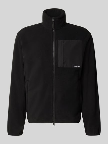 Produktfoto, schwarze Fleecejacke mit Zweiwege-Reißverschluss Modell 'MASON' von JACK & JONES, Stehkragen, Logo, Eingrifftaschen, glatte Textur
