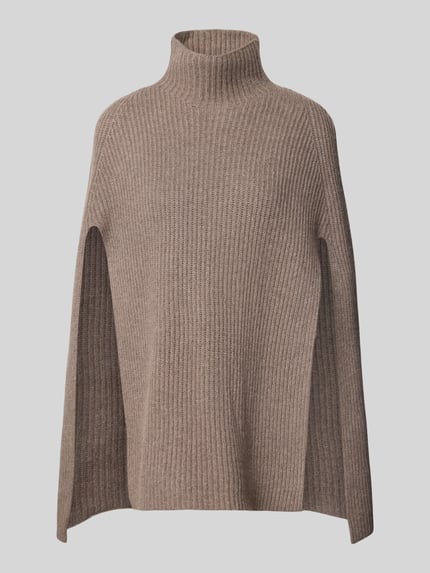 Produktfoto, Strickpullover aus Wolle mit Stehkragen von Emily Van den Bergh in Braun, Ripp-Optik, Relaxed Fit, reine Wolle, neutraler Hintergrund