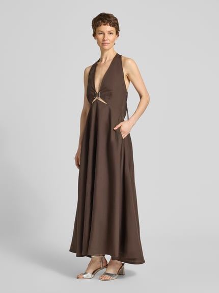 Frauenmodel trägt Damen Midikleid aus Lyocell-Mix mit Leinen-Anteil, Cut-Out, Neckholder, V-Ausschnitt, A-Linie, Modell 'Natu' von Copenhagen Muse in Braun, Taillierte Passform, glatte Oberfläche, Ganzkörperansicht von vorne.